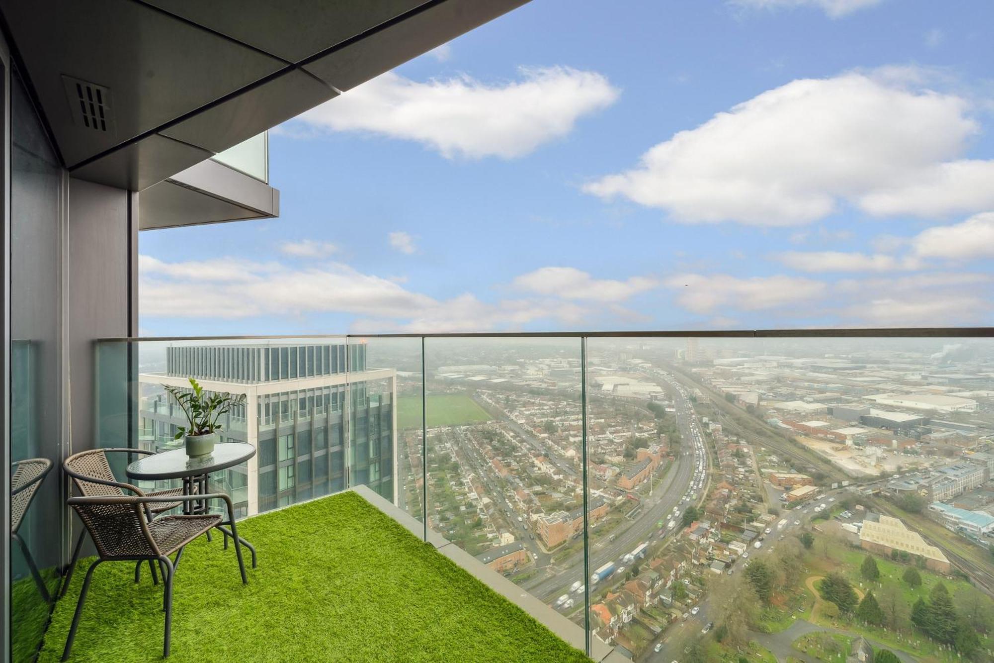 Modern Bedroom, Scenic View, Fast Wi-fi, Balcony *