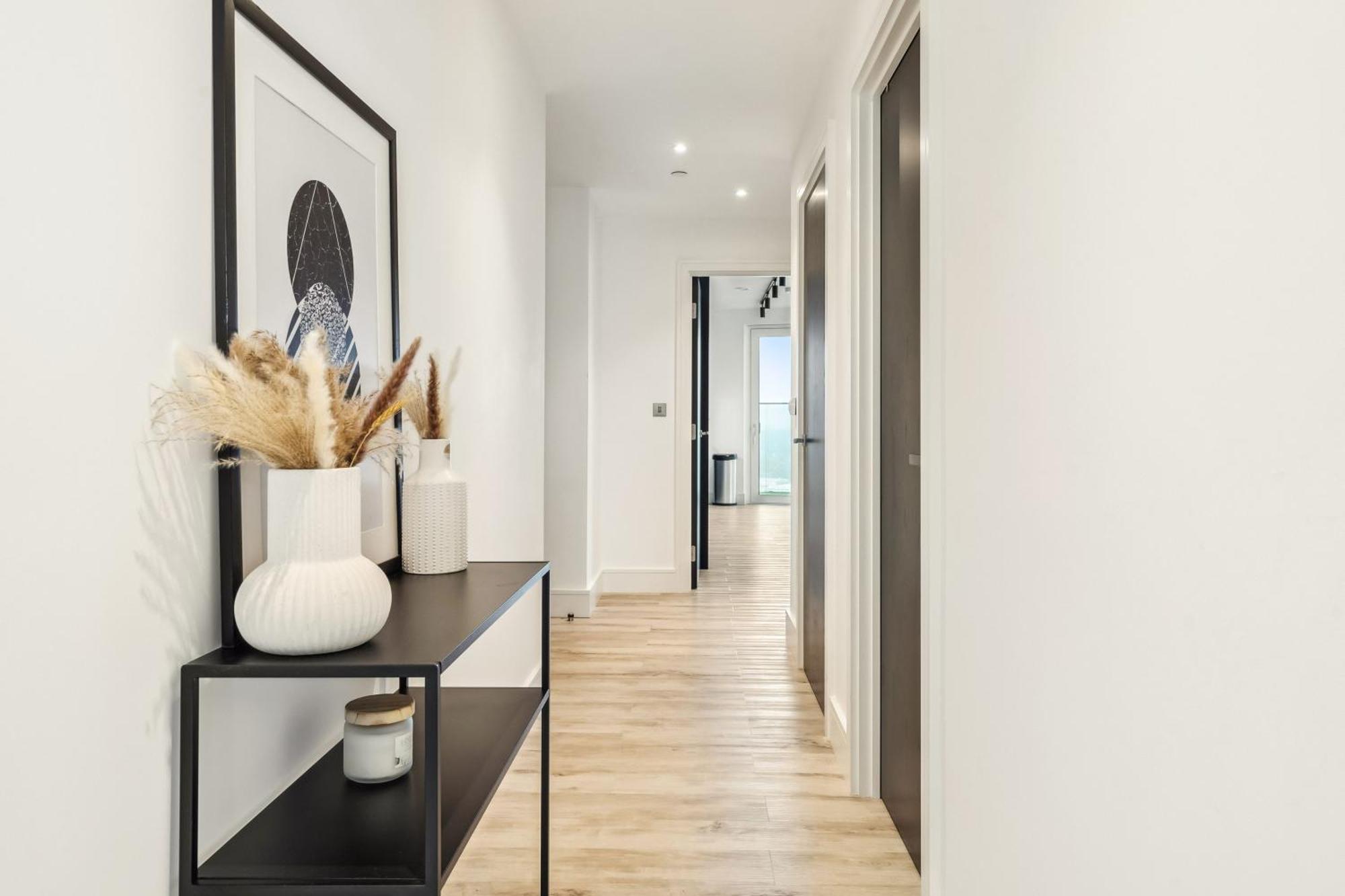 Modern Bedroom, Scenic View, Fast Wi-fi, Balcony Homestay London