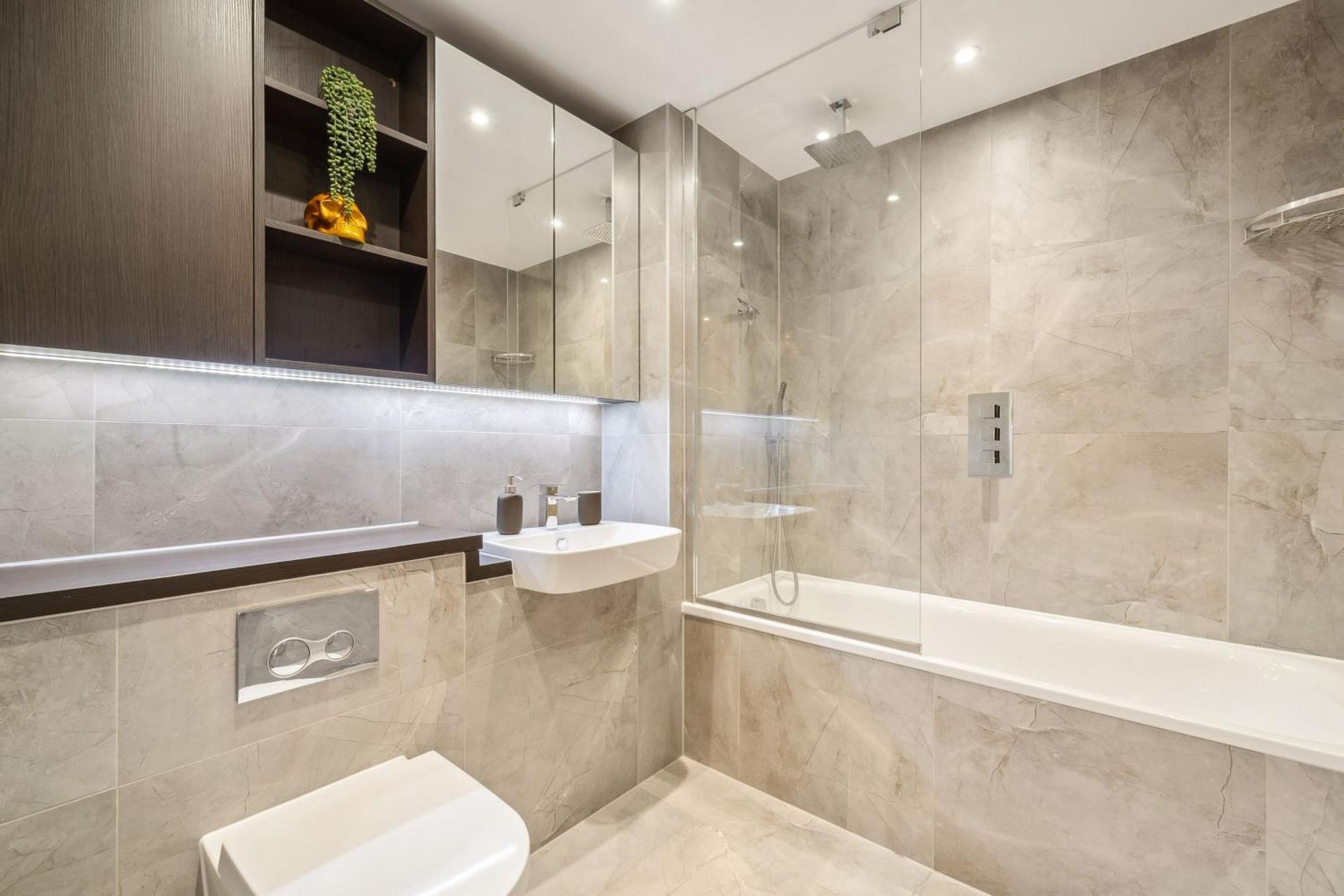 Modern Bedroom, Scenic View, Fast Wi-fi, Balcony London