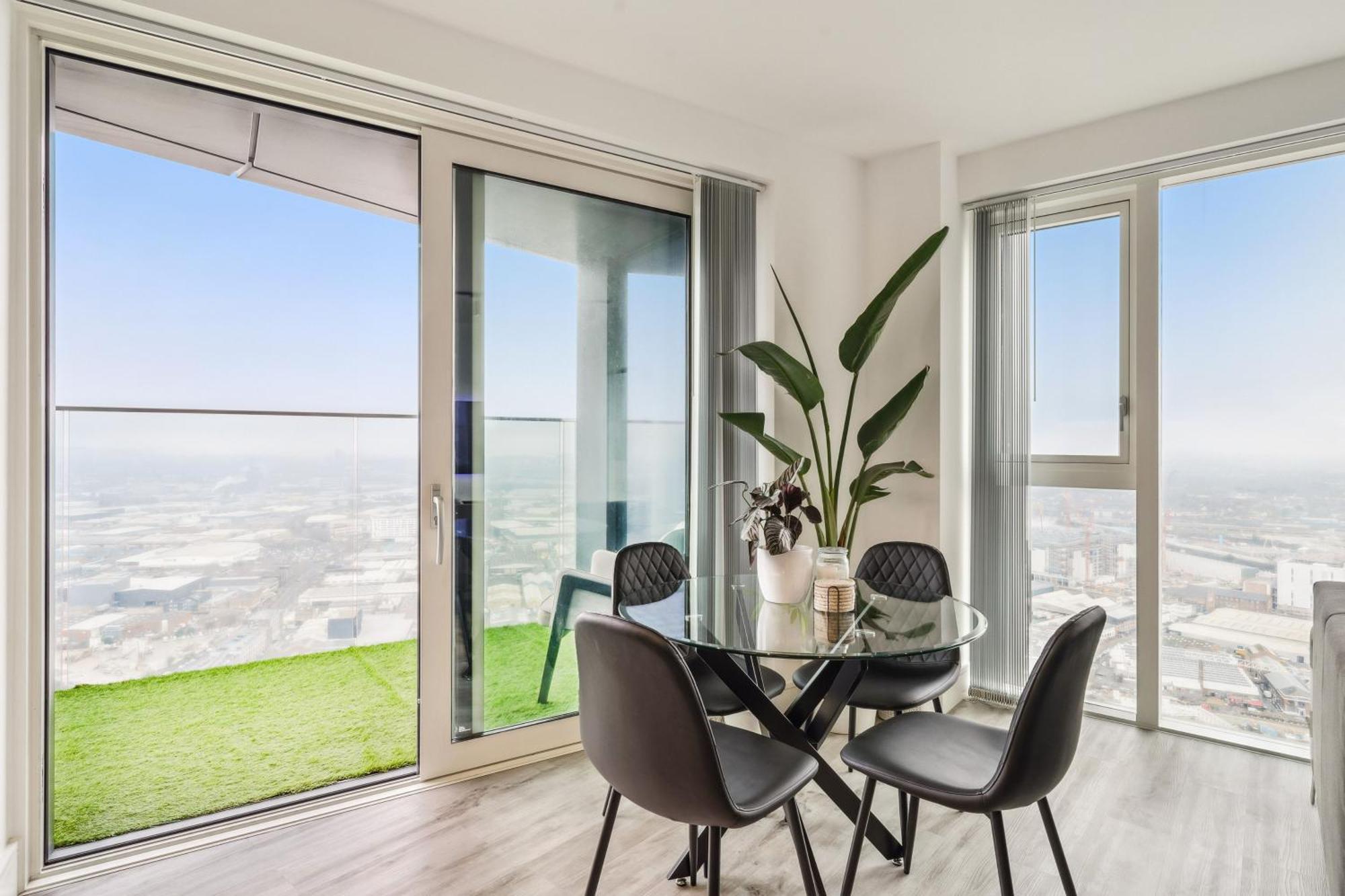 Homestay Modern Bedroom, Scenic View, Fast Wi-fi, Balcony London