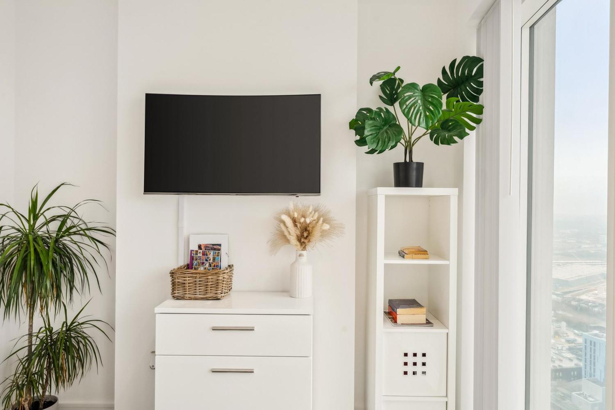 Modern Bedroom, Scenic View, Fast Wi-fi, Balcony London