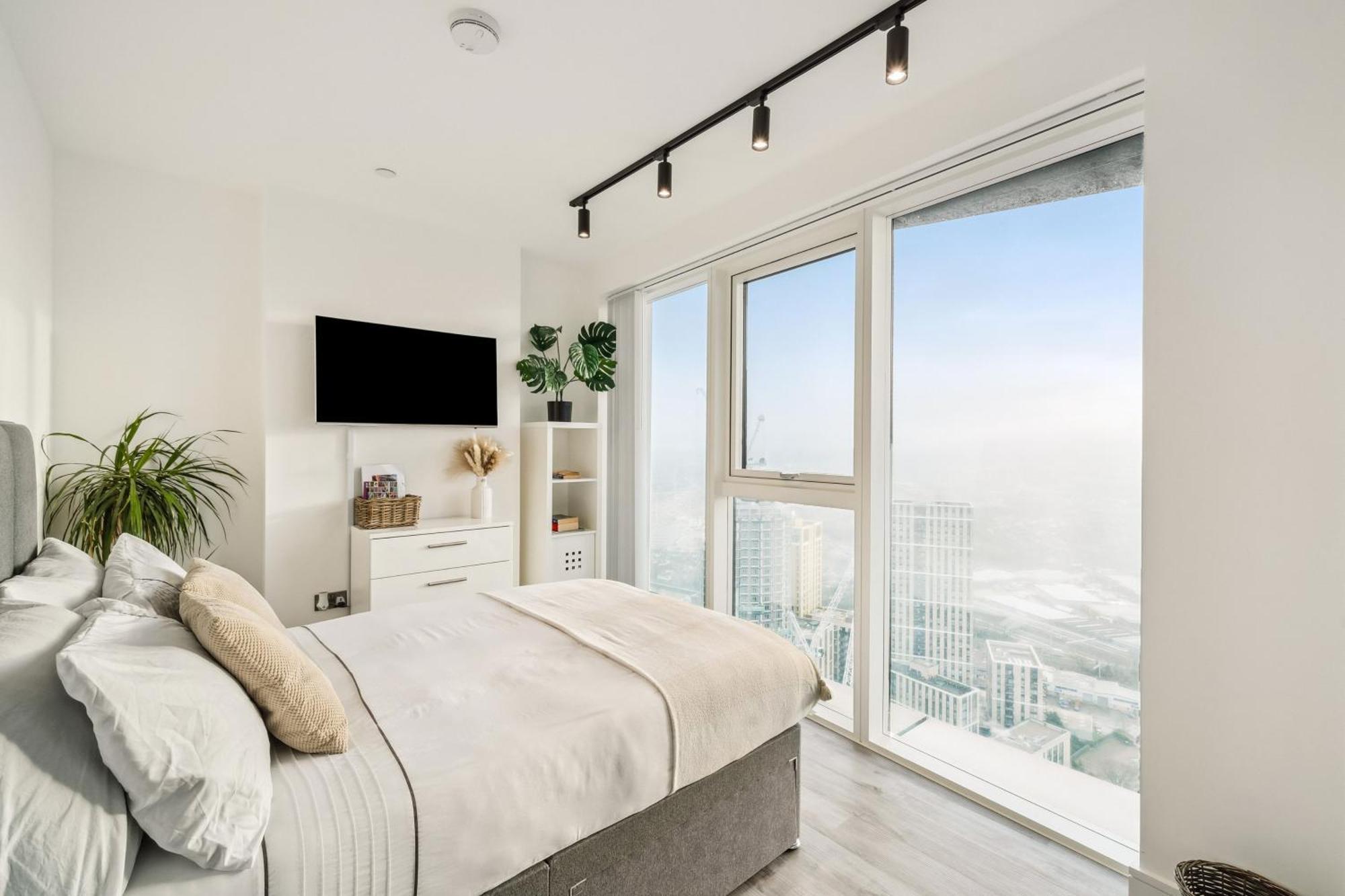 Homestay Modern Bedroom, Scenic View, Fast Wi-fi, Balcony