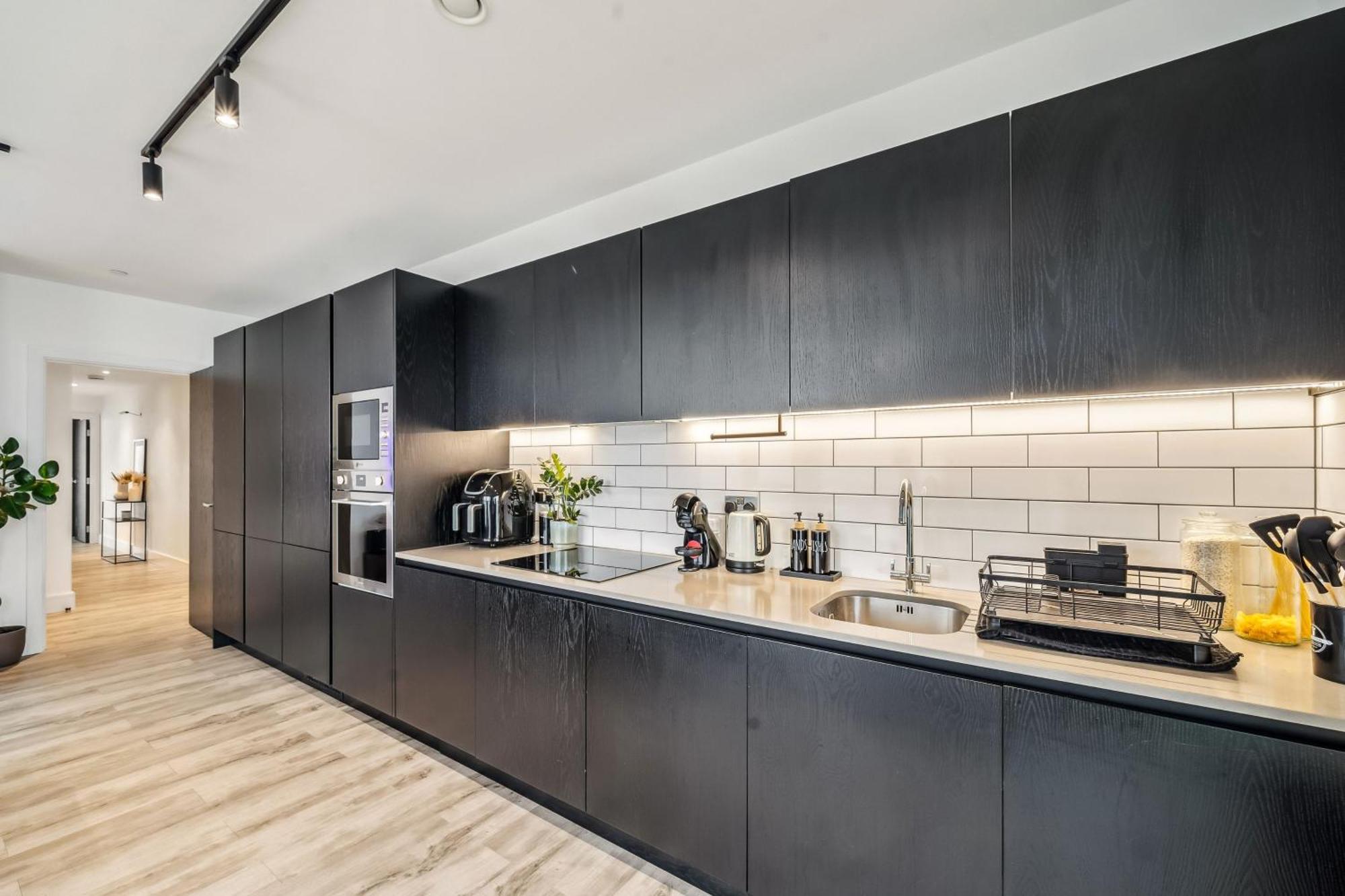 Modern Bedroom, Scenic View, Fast Wi-fi, Balcony London